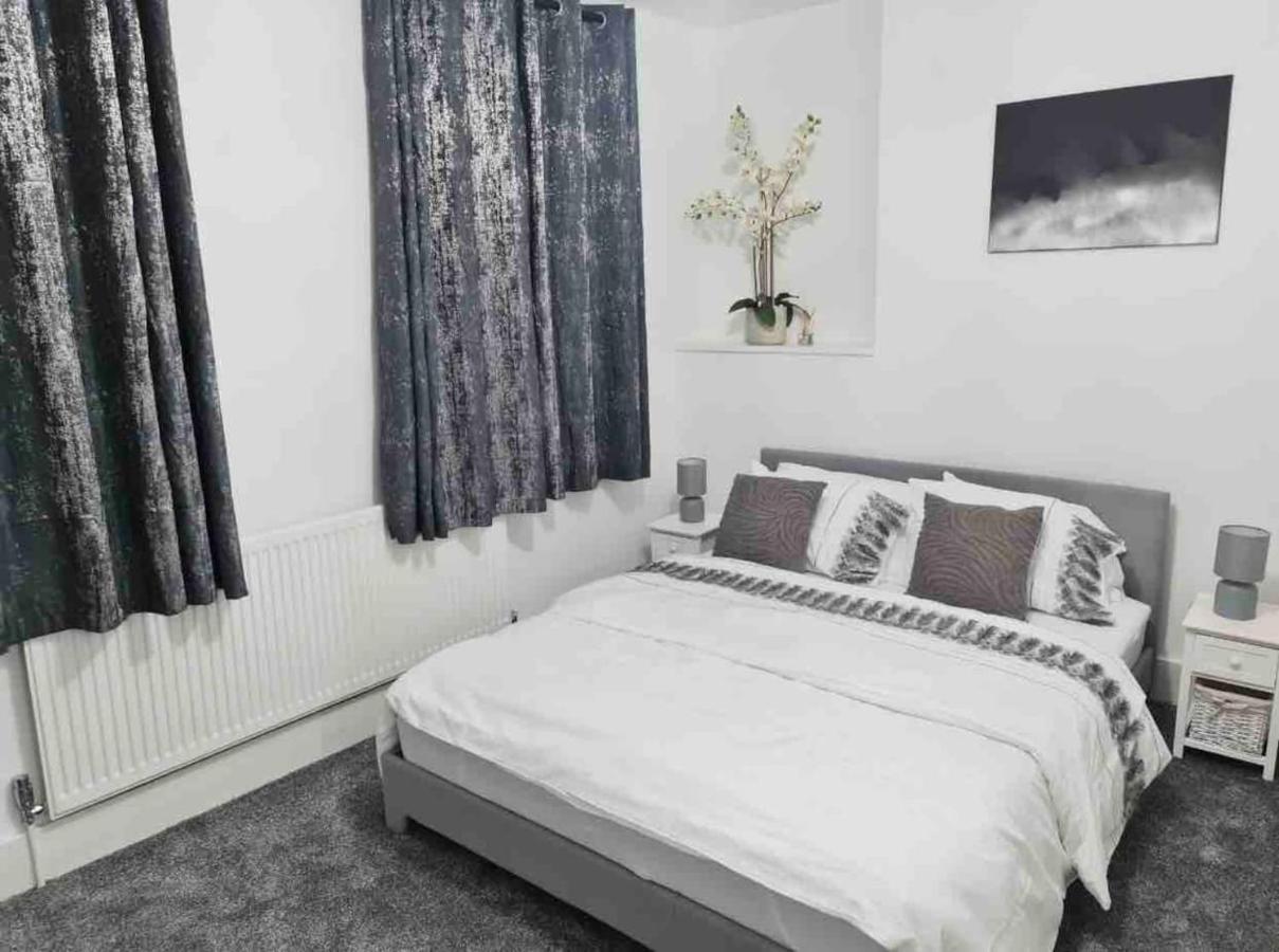 L A Place Croydon, London Villa Norwood Exterior photo