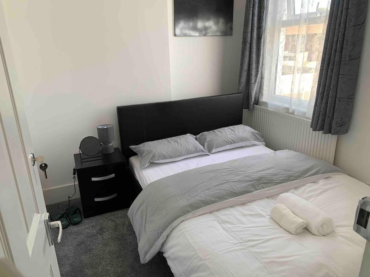 L A Place Croydon, London Villa Norwood Exterior photo