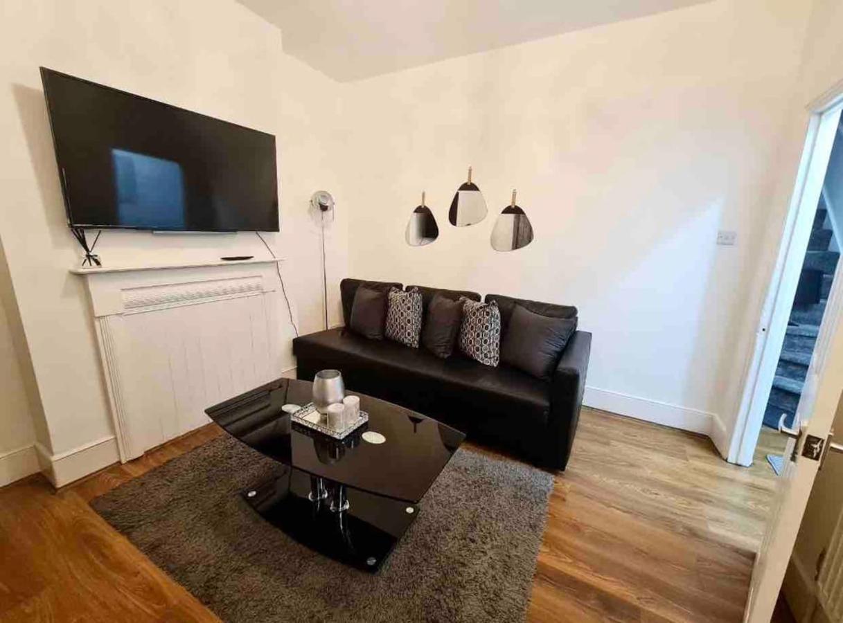 L A Place Croydon, London Villa Norwood Exterior photo