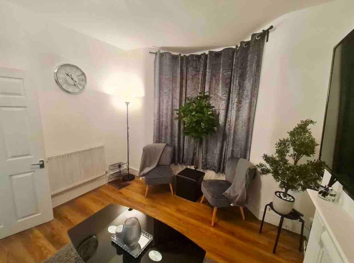 L A Place Croydon, London Villa Norwood Exterior photo