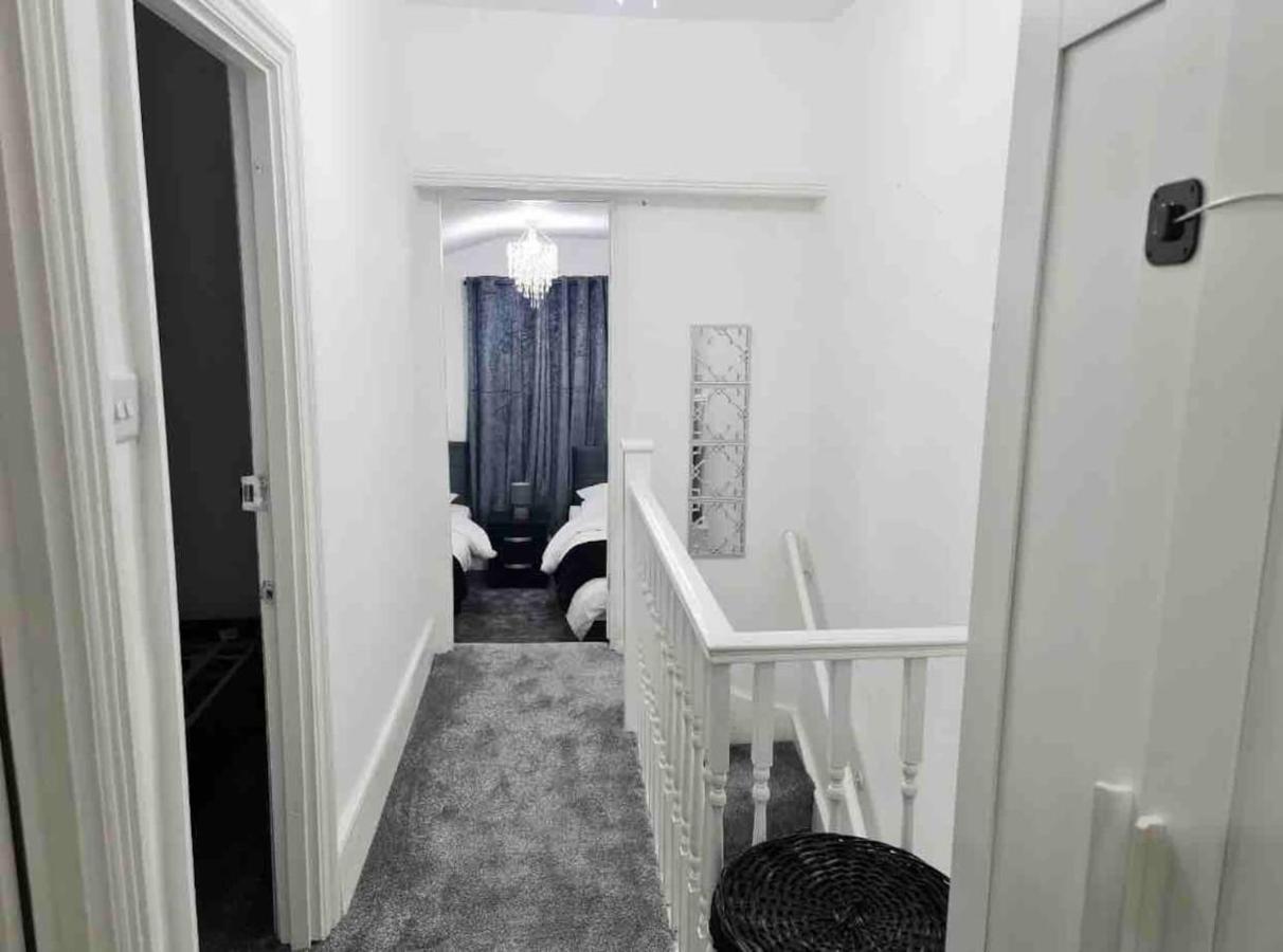 L A Place Croydon, London Villa Norwood Exterior photo